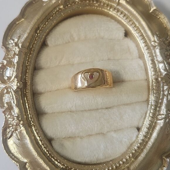 AVON Vintage Gold Tone Silhouette Heart Ring - Picture 2 of 5